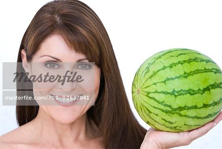Porträt Frau hält eine Wassermelone