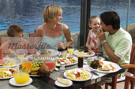 Famille de manger des repas en plein air