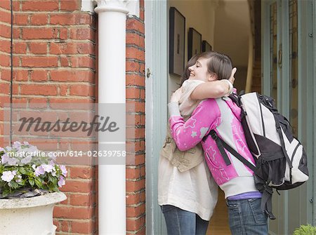 Mutter ihre Tochter umarmt