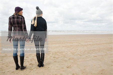 Frauen Hand in Hand am Meer