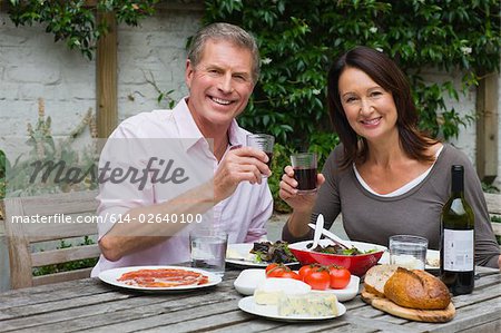 Femme mature et senior homme dîner al fresco