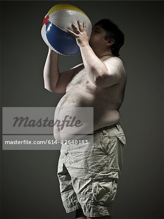 Übergewichtige Mann Sprengung Strandball