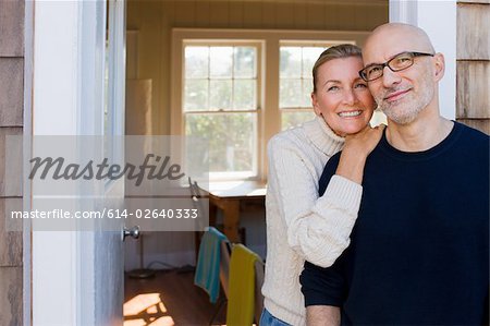 Couple à l'extérieur de la maison