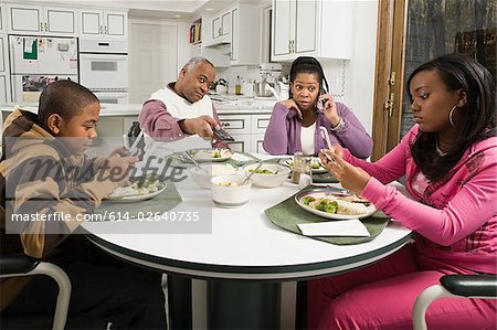 Abgelenkt Familie bei Tisch