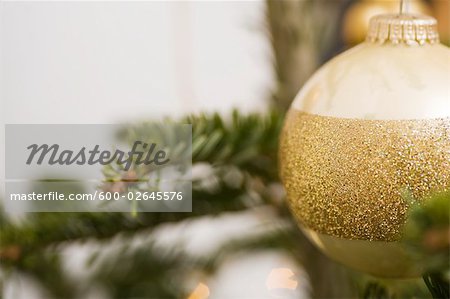 Gros plan de décoration de Noël sur l'arbre de Noël