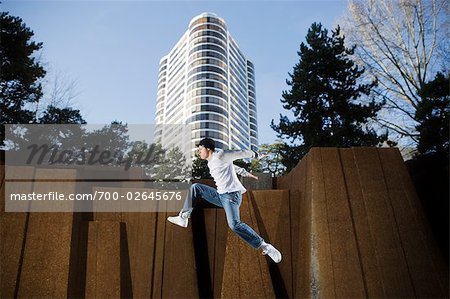 Homme pratiquant le Parkour, Portland, Oregon, Etats-Unis