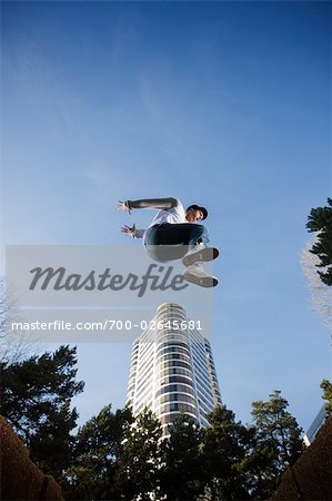 Homme pratiquant le Parkour apparemment sautant d'un bâtiment, Portland, Oregon, Etats-Unis