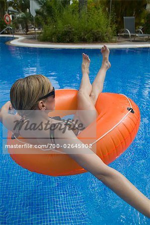 Frau im Pool mit aufblasbaren Ring