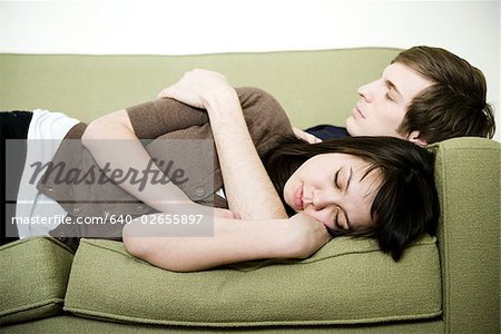 jeune couple dort