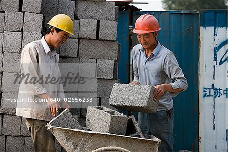 Deux travailleurs de la construction sur le chantier.