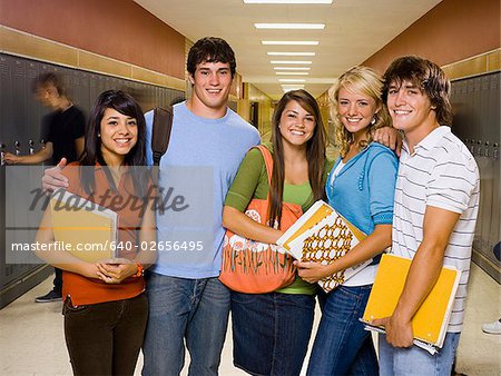 Fünf High-School-Schüler in der Schule.
