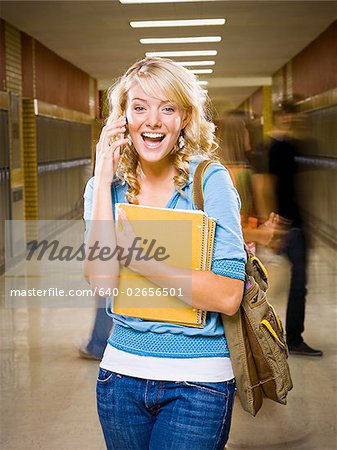 High-School-Mädchen in der Schule auf Handy.