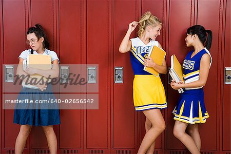 Deux écoles secondaires cheer leaders et un nerd.