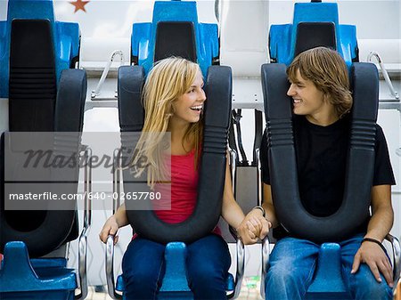 jeune couple dans un parc d'attractions