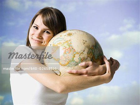 femme tenant un globe