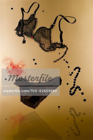 Lingerie et collier de perles