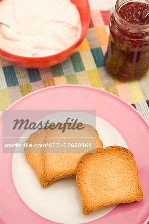 Rusk-Kekse mit Joghurt und Marmelade