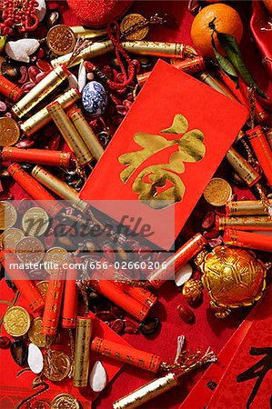 Rote Paket mit chinesischen Zeichen auf verschiedene Leckereien der Chinese New Year