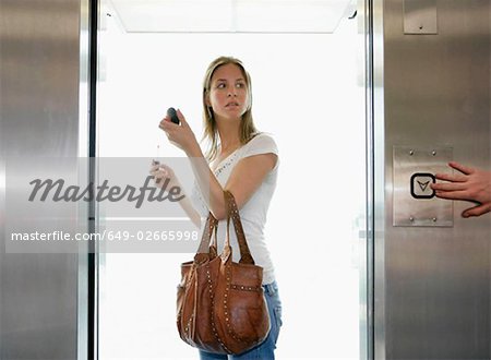 Fille dans l'ascenseur