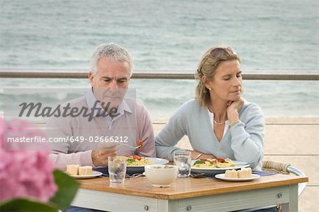 Couple dînant au restaurant de bord de mer