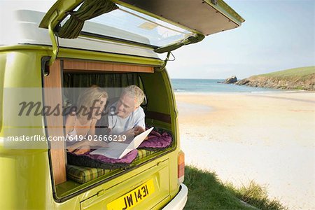 Couple d'âge mûr se trouvant en camping-car