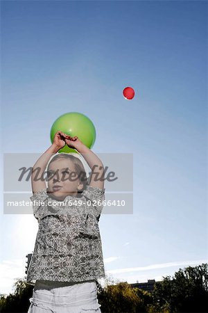 fille de 5 ans tenant un ballon