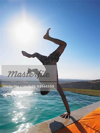 Mann im Schwimmbad springen