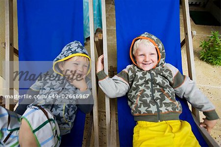 2 jungen lachen