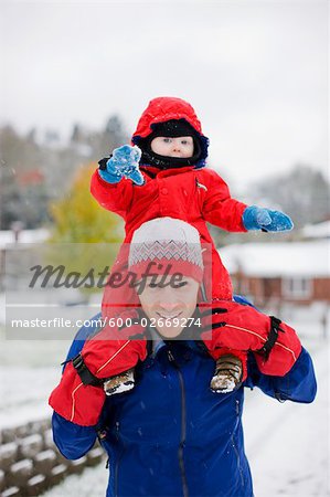 Petit garçon à cheval sur les épaules du père en hiver, Portland, Oregon, Etats-Unis