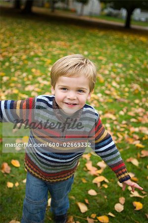 Kleiner Junge im Park im Herbst, Portland, Oregon, USA