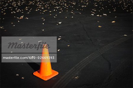 Verkehrshütchen auf frisch geteerte Asphalt, Ashland, Oregon, USA