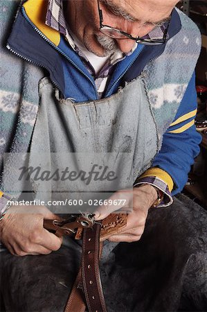 Chausseur italien faisant un trou dans la ceinture