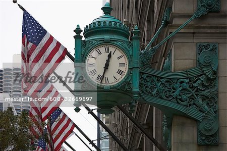 Horloge et drapeaux américains sur Building, Chicago, Illinois, USA