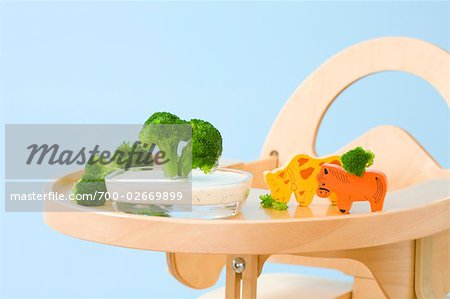 Nourriture et des jouets sur la tablette pour chaise haute