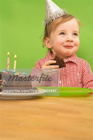 Mädchen essen Geburtstagskuchen