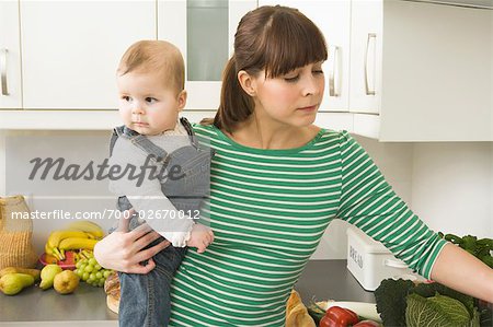 Mère et bébé dans la cuisine