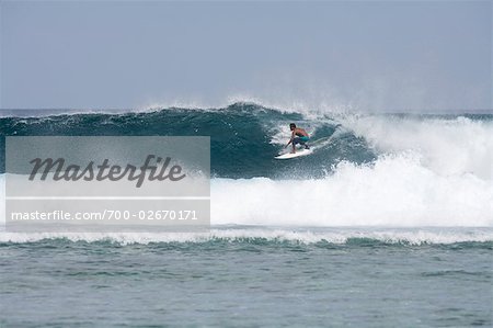 Surfeur tomber dans la vague à Surf Break de poulets, North Male Atoll, Maldives