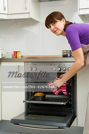 Femme de cuisson dans la cuisine