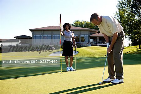 Couple de jouer au golf, Burlington, Ontario, Canada