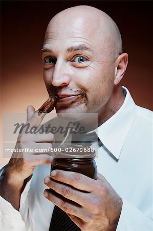 L'homme mange tartiner au chocolat