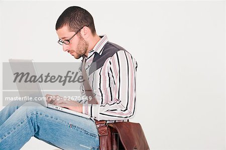 Mann mit Laptopcomputer