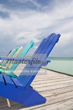 Reihe von bunten Adirondack Chairs am Pier, Jamaika