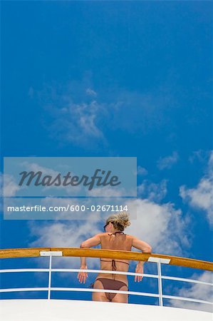 Vue arrière de la femme en Bikini, appuyé contre la balustrade sur le navire de croisière