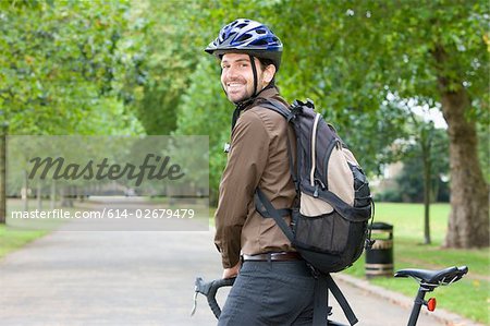 Mann im Park mit Fahrrad