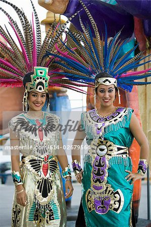 Femmes en costumes Aztèques