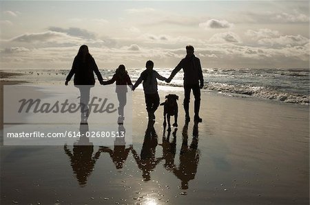 Famille et chien de mer