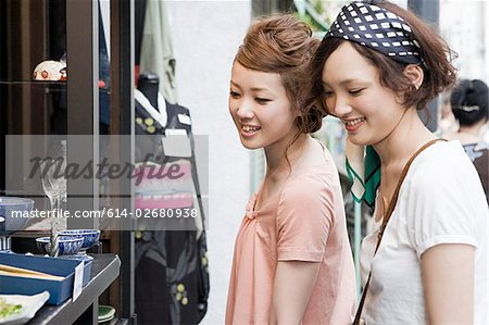 Junge Frauen einkaufen