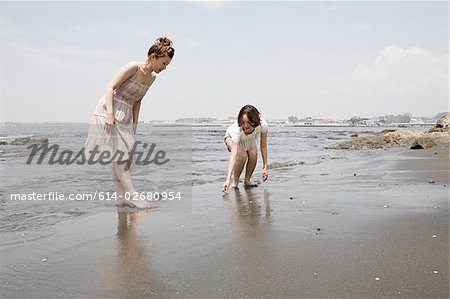 Junge Frauen am Meer