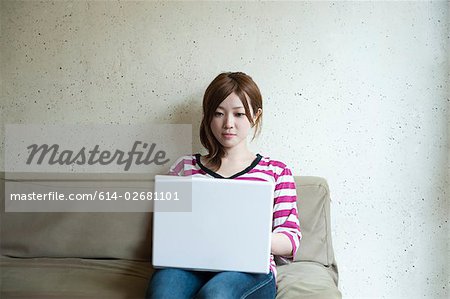 Jeune femme avec ordinateur portable