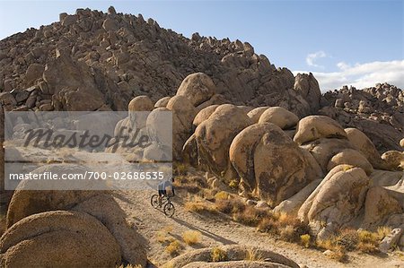 Man Mountain Biking, Alabama Hills, Lone Pine, Inyo County, Owens Valley, Sierra Nevada Range, California, USA